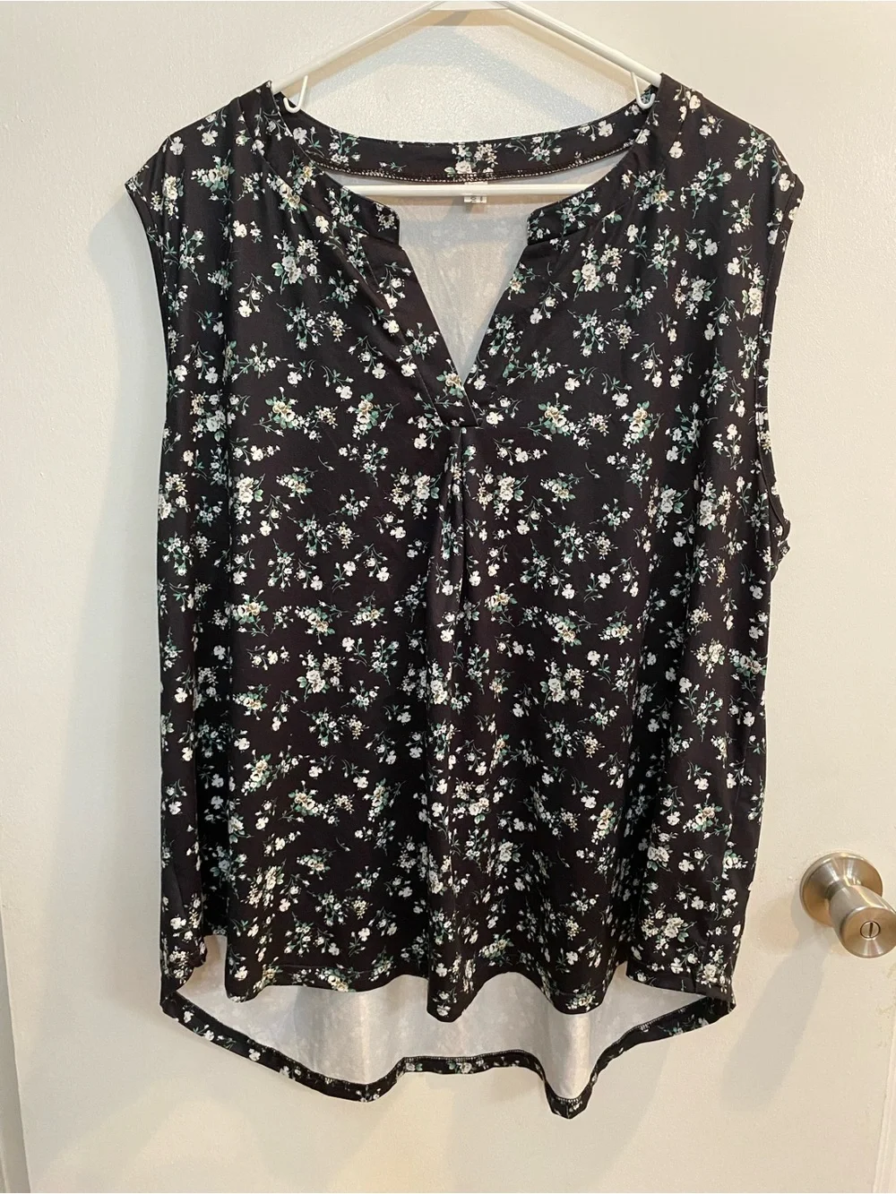 NewChoice Sleeveless Black Floral V-Neck Top, size 3XL